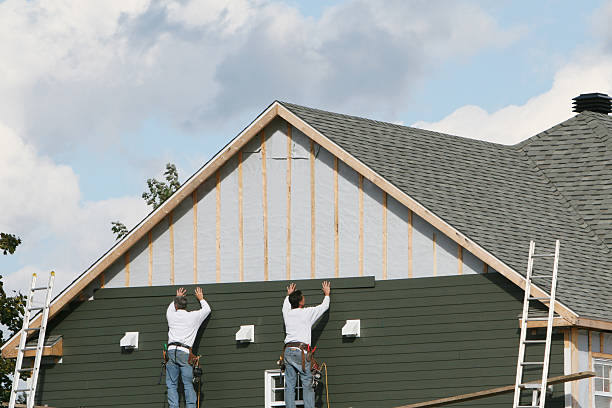 Professional Siding technician working in Linden, VA